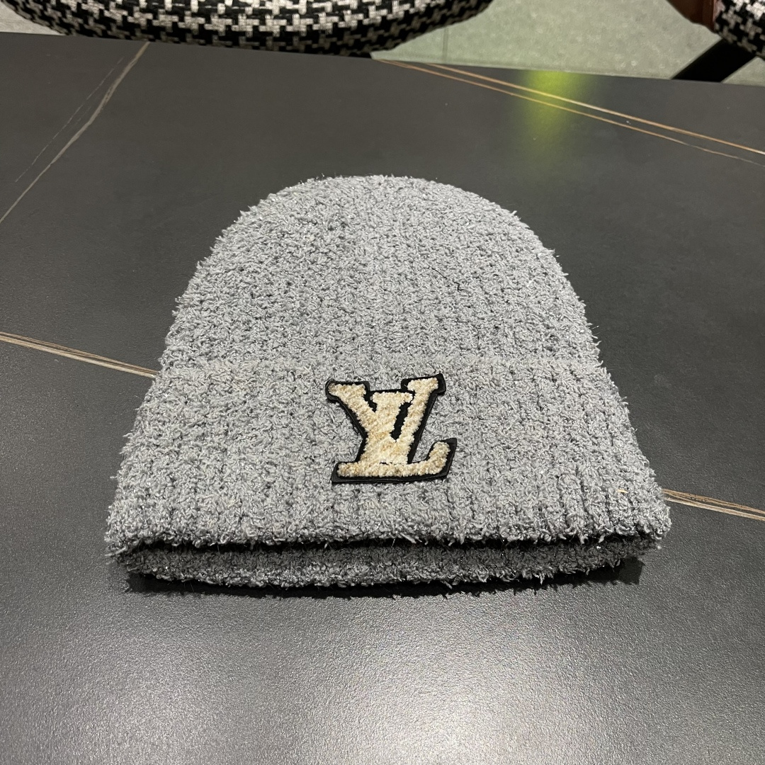  Lv路易威登官网针织帽非常百搭 男女通用 亲们可以看细节，车工整齐 透气舒适，采用进口毛线料！潮人必备