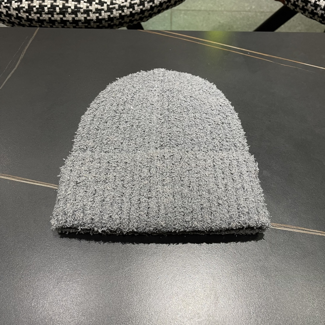  Lv路易威登官网针织帽非常百搭 男女通用 亲们可以看细节，车工整齐 透气舒适，采用进口毛线料！潮人必备