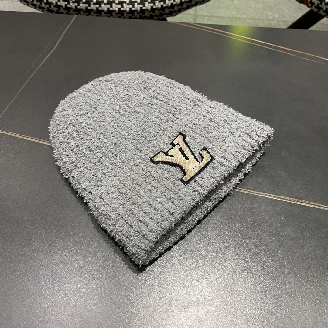  Lv路易威登官网针织帽非常百搭 男女通用 亲们可以看细节，车工整齐 透气舒适，采用进口毛线料！潮人必备