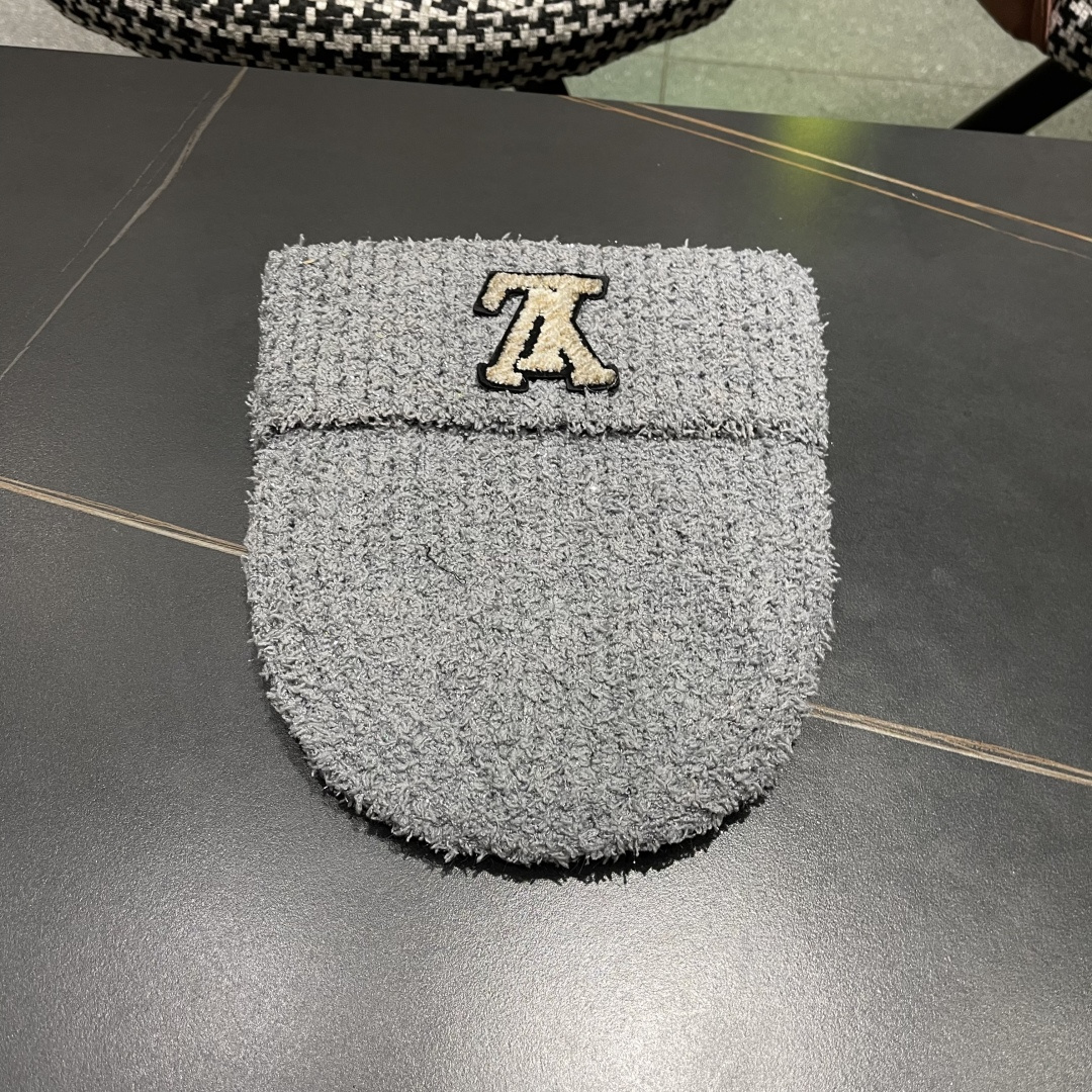  Lv路易威登官网针织帽非常百搭 男女通用 亲们可以看细节，车工整齐 透气舒适，采用进口毛线料！潮人必备