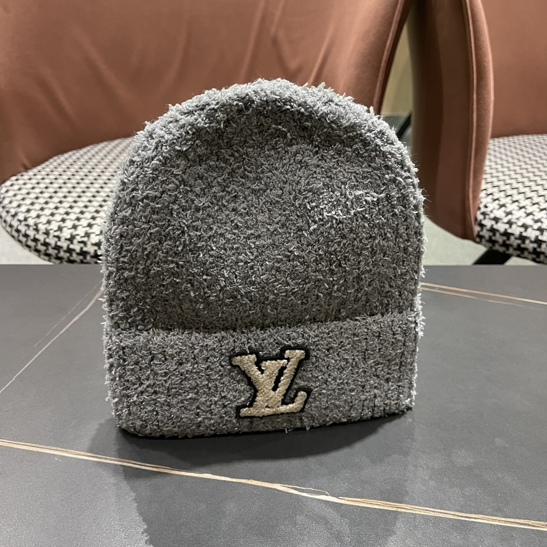  Lv路易威登官网针织帽非常百搭 男女通用 亲们可以看细节，车工整齐 透气舒适，采用进口毛线料！潮人必备