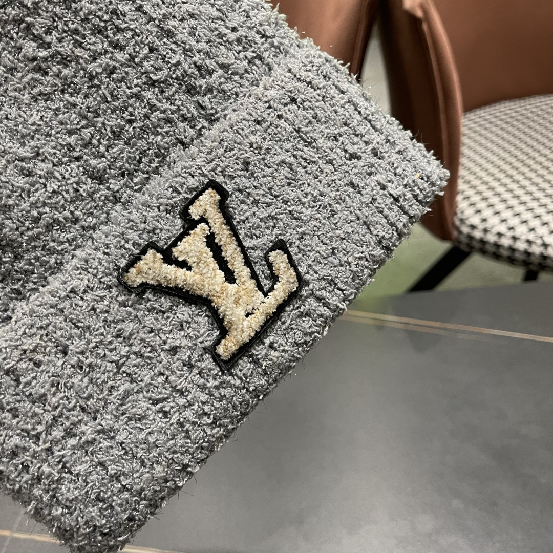  Lv路易威登官网针织帽非常百搭 男女通用 亲们可以看细节，车工整齐 透气舒适，采用进口毛线料！潮人必备