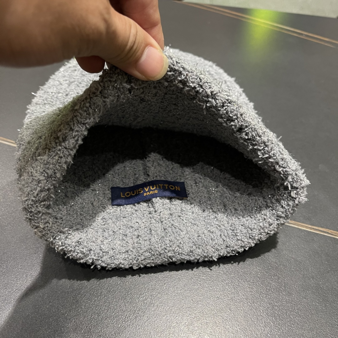  Lv路易威登官网针织帽非常百搭 男女通用 亲们可以看细节，车工整齐 透气舒适，采用进口毛线料！潮人必备