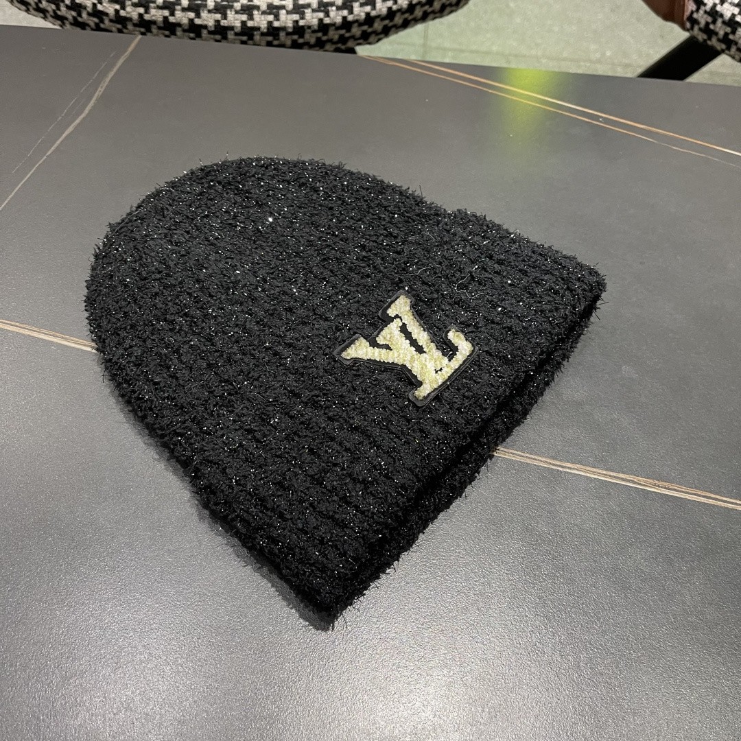  Lv路易威登官网针织帽非常百搭 男女通用 亲们可以看细节，车工整齐 透气舒适，采用进口毛线料！潮人必备