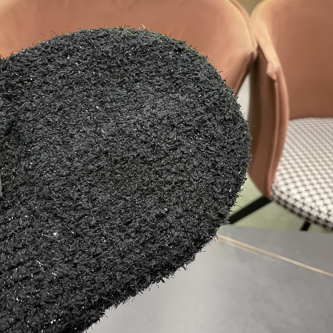  Lv路易威登官网针织帽非常百搭 男女通用 亲们可以看细节，车工整齐 透气舒适，采用进口毛线料！潮人必备