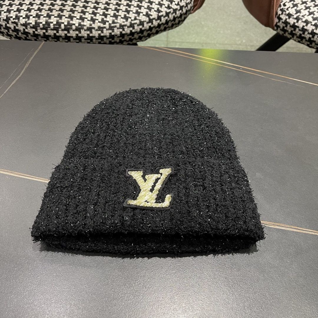  Lv路易威登官网针织帽非常百搭 男女通用 亲们可以看细节，车工整齐 透气舒适，采用进口毛线料！潮人必备