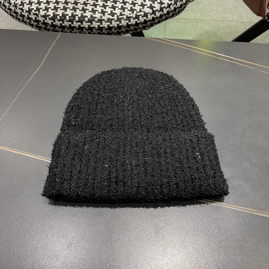  Lv路易威登官网针织帽非常百搭 男女通用 亲们可以看细节，车工整齐 透气舒适，采用进口毛线料！潮人必备