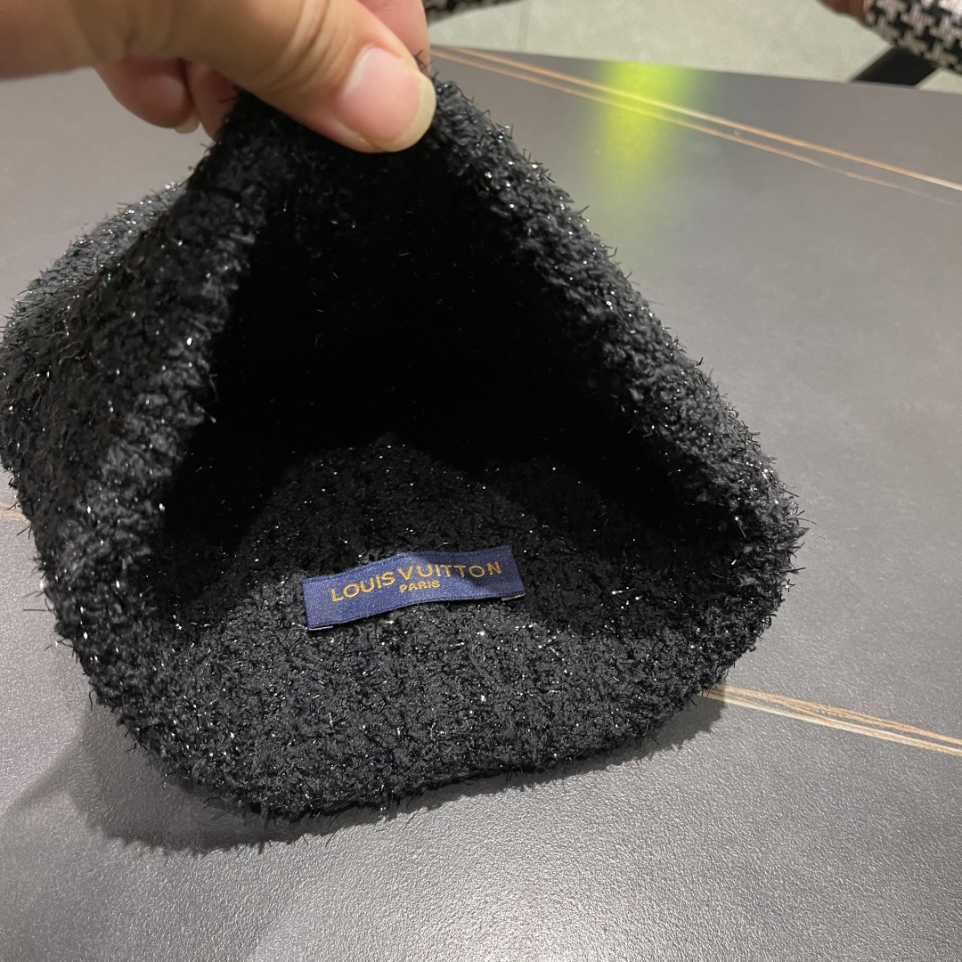  Lv路易威登官网针织帽非常百搭 男女通用 亲们可以看细节，车工整齐 透气舒适，采用进口毛线料！潮人必备