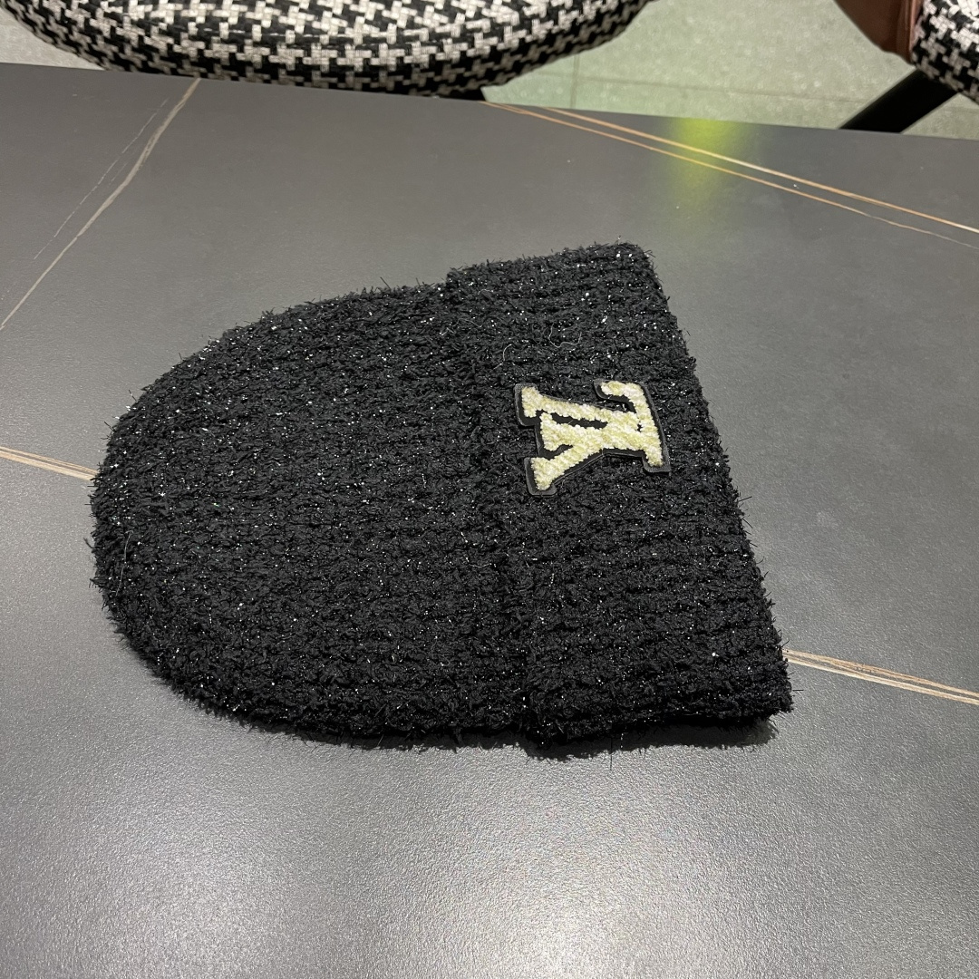  Lv路易威登官网针织帽非常百搭 男女通用 亲们可以看细节，车工整齐 透气舒适，采用进口毛线料！潮人必备