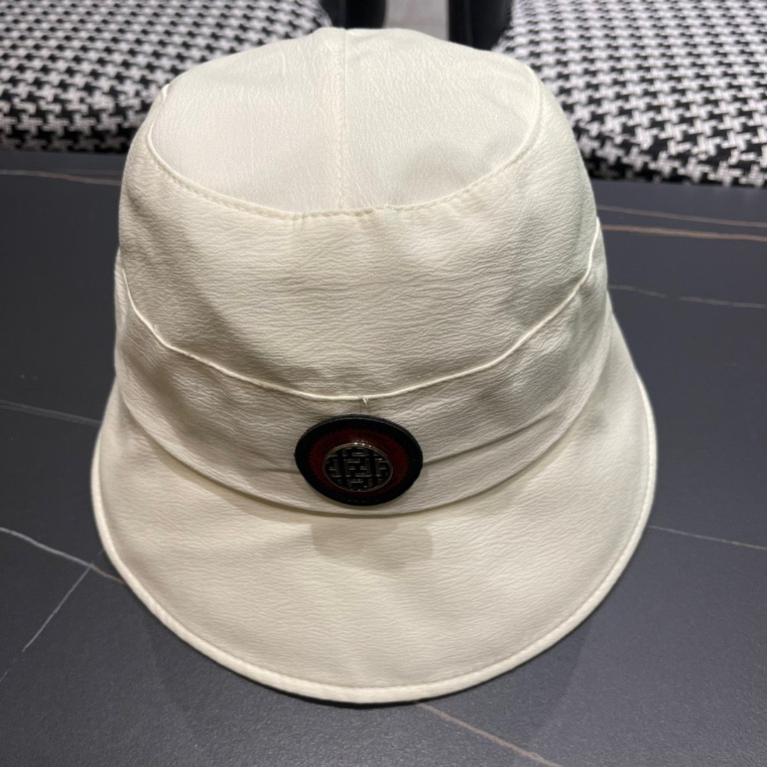  FEND*芬迪渔夫帽
芬迪家的帽型简直无可挑剔！巨正！
气场强大！高颜值在线，分分钟ko市场版本！
首