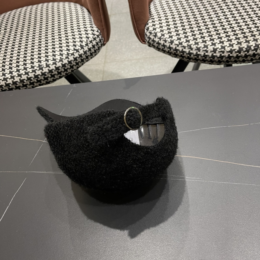   古奇棒球帽♥️GUCCI🧢新品秋冬新款毛绒棒球帽，🔥🎩 工艺非常精美 方便携带！跑量！