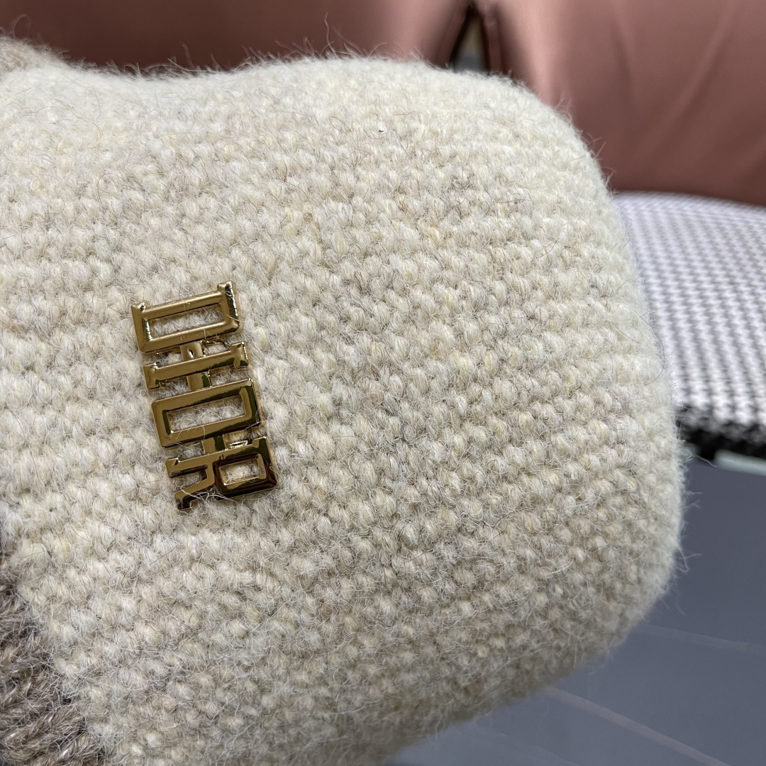  DIOR迪奥 毛茸茸渔夫帽冬天可爱毛毛绒绒秋冬季百搭盆帽帽子冬款女

