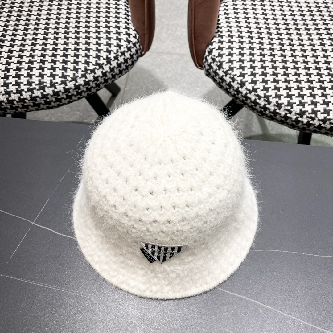  普拉达Prada保暖盆帽羊羔毛女秋冬季新款百搭毛绒渔夫帽大头围显脸小冬天帽子