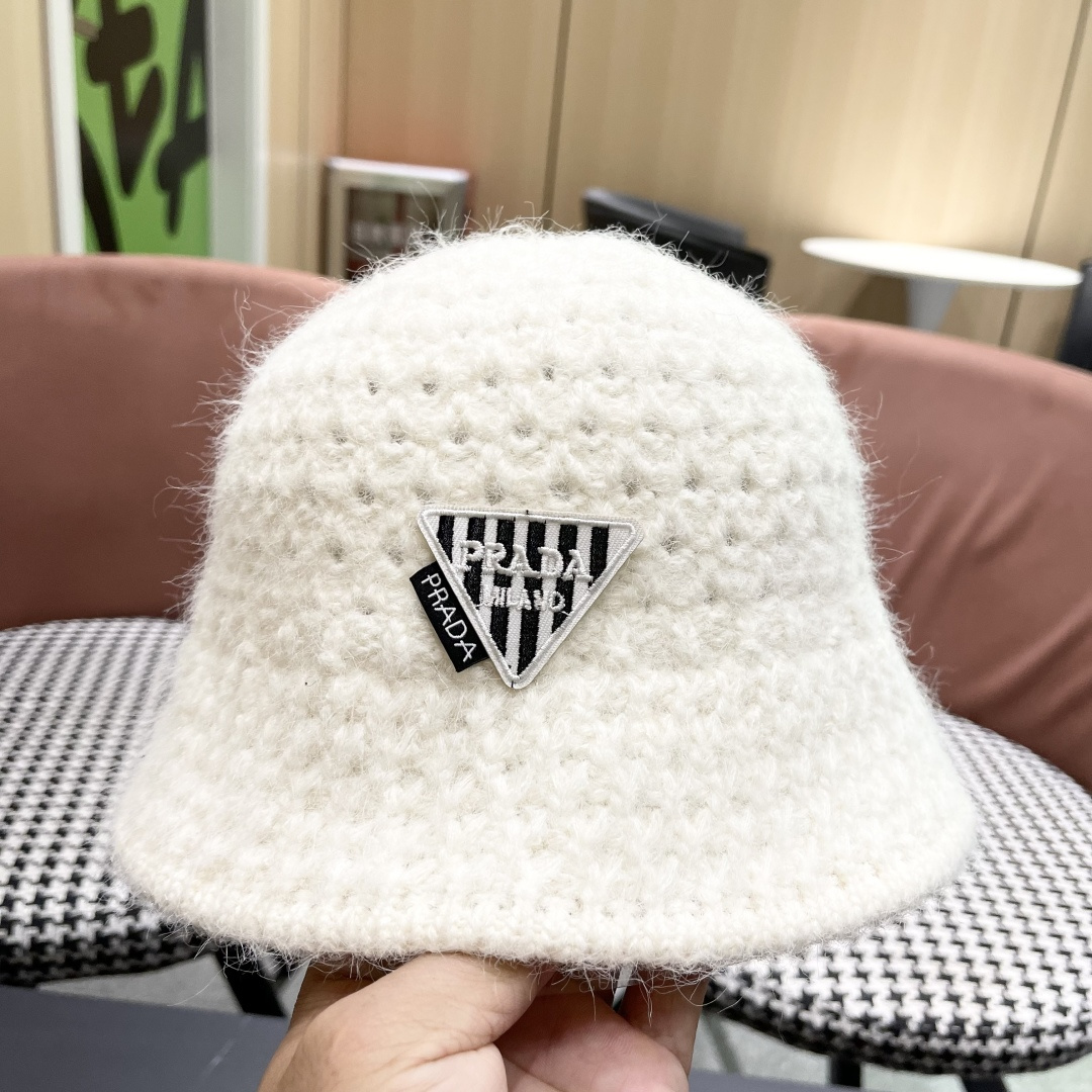  普拉达Prada保暖盆帽羊羔毛女秋冬季新款百搭毛绒渔夫帽大头围显脸小冬天帽子