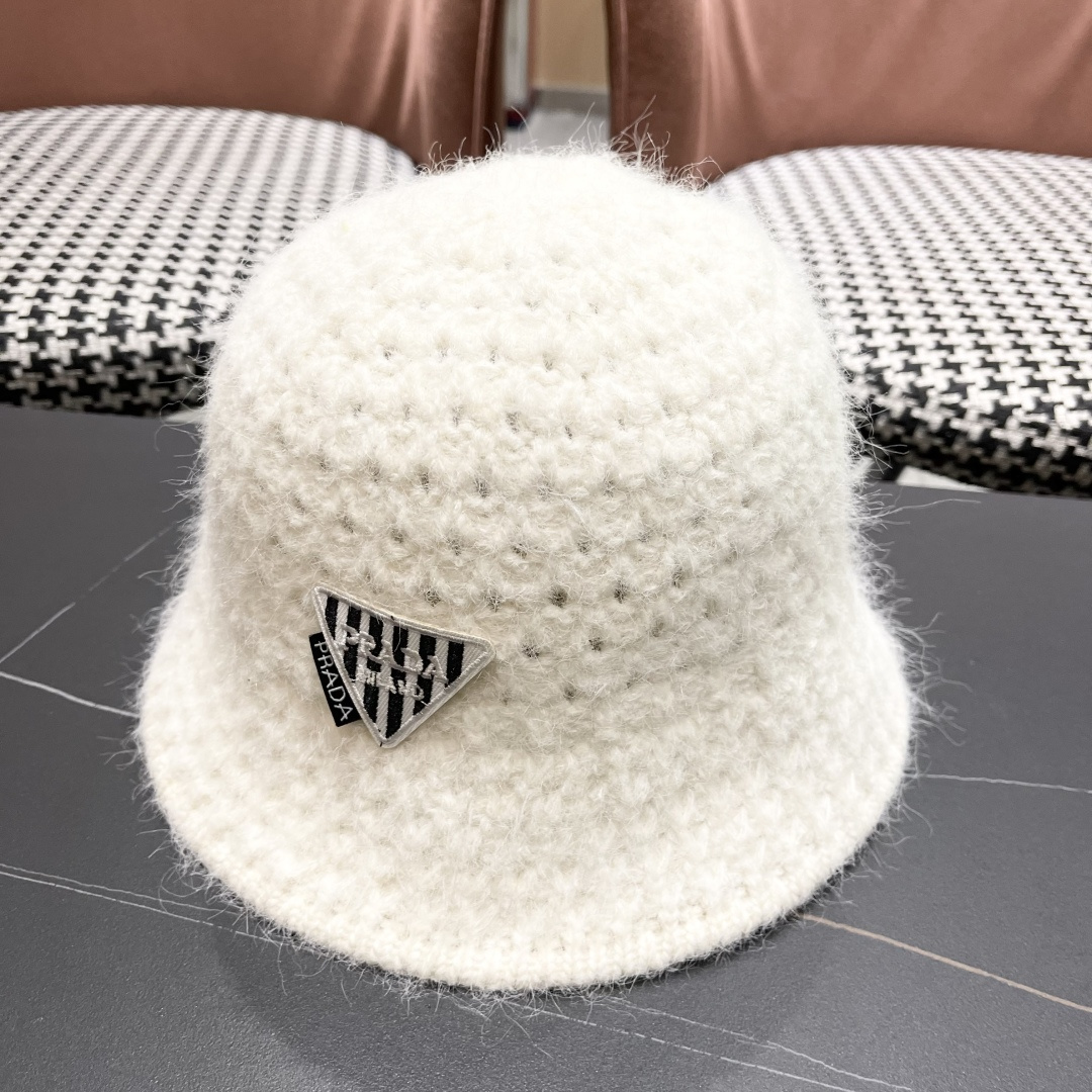  普拉达Prada保暖盆帽羊羔毛女秋冬季新款百搭毛绒渔夫帽大头围显脸小冬天帽子