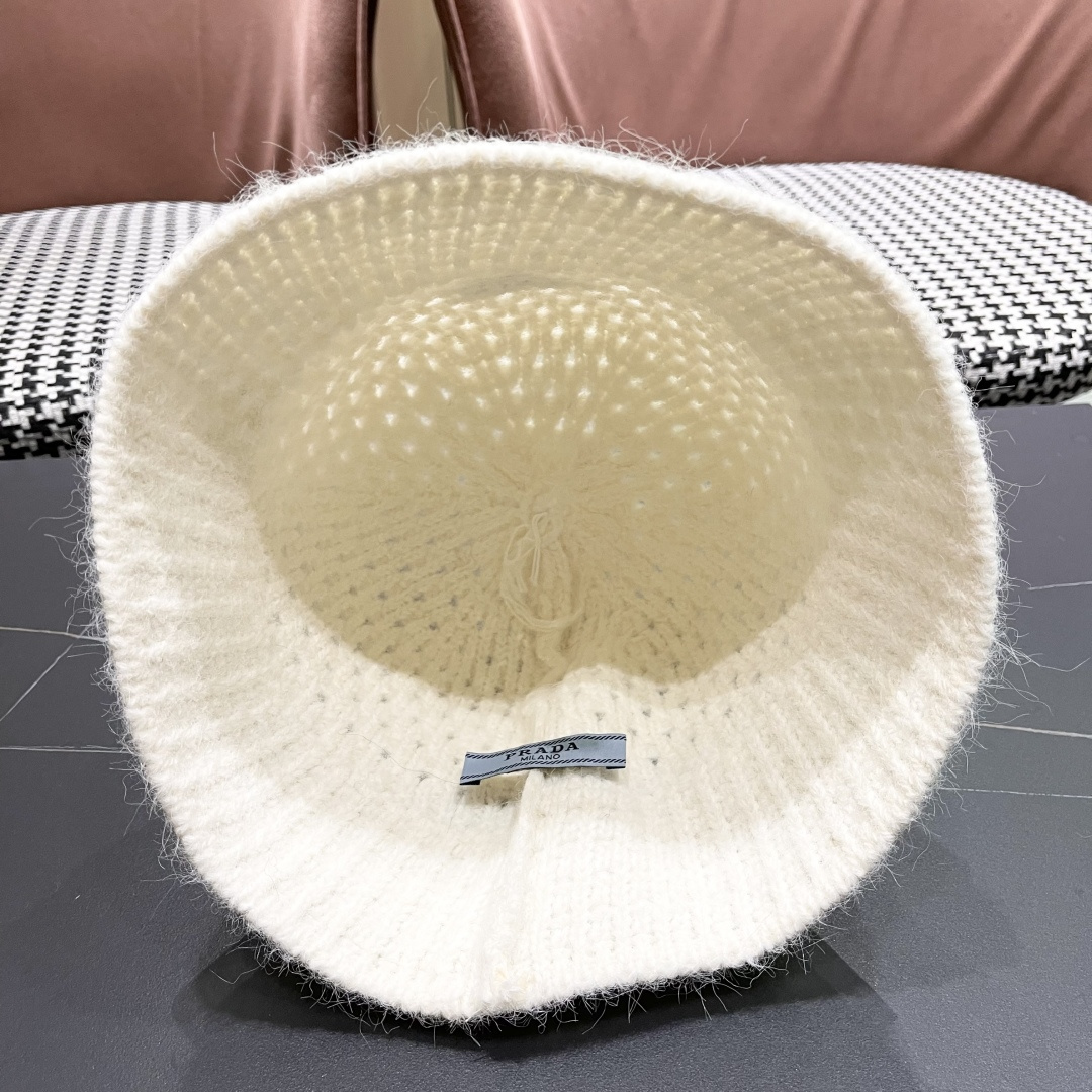  普拉达Prada保暖盆帽羊羔毛女秋冬季新款百搭毛绒渔夫帽大头围显脸小冬天帽子