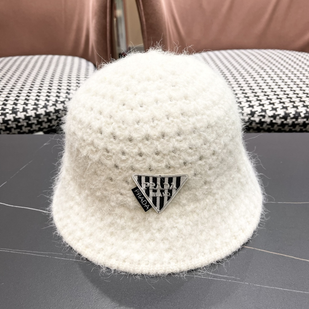  普拉达Prada保暖盆帽羊羔毛女秋冬季新款百搭毛绒渔夫帽大头围显脸小冬天帽子