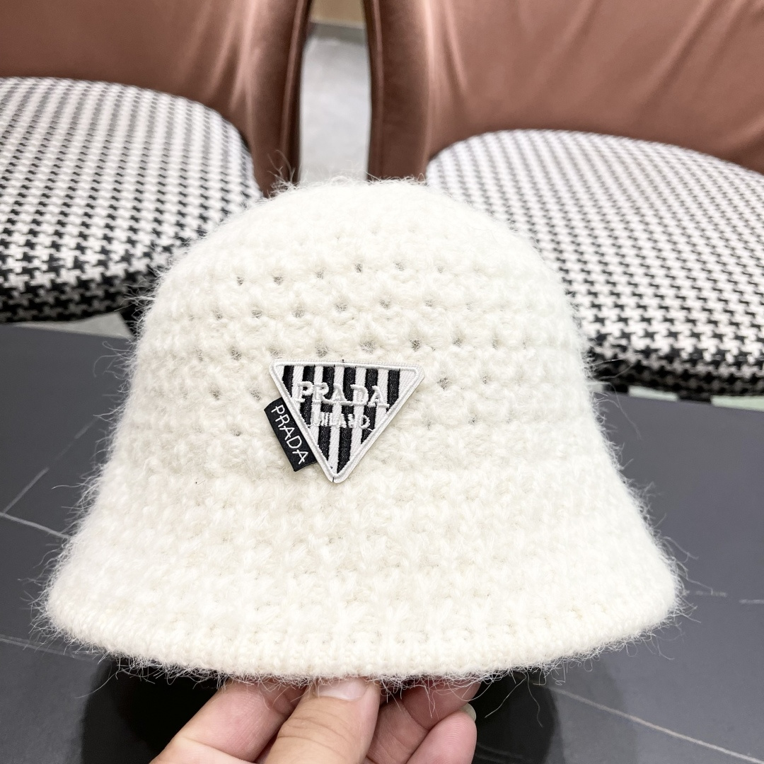  普拉达Prada保暖盆帽羊羔毛女秋冬季新款百搭毛绒渔夫帽大头围显脸小冬天帽子