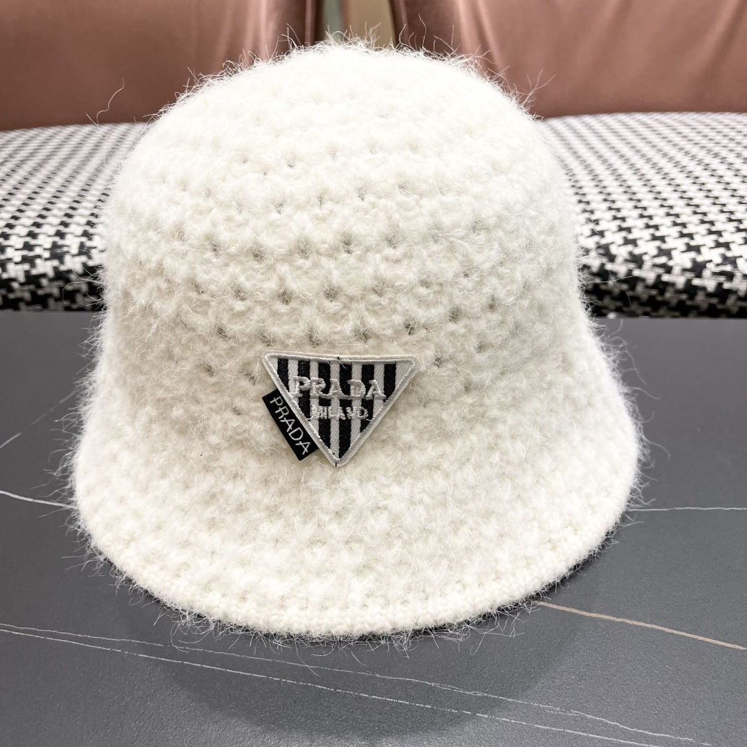  普拉达Prada保暖盆帽羊羔毛女秋冬季新款百搭毛绒渔夫帽大头围显脸小冬天帽子