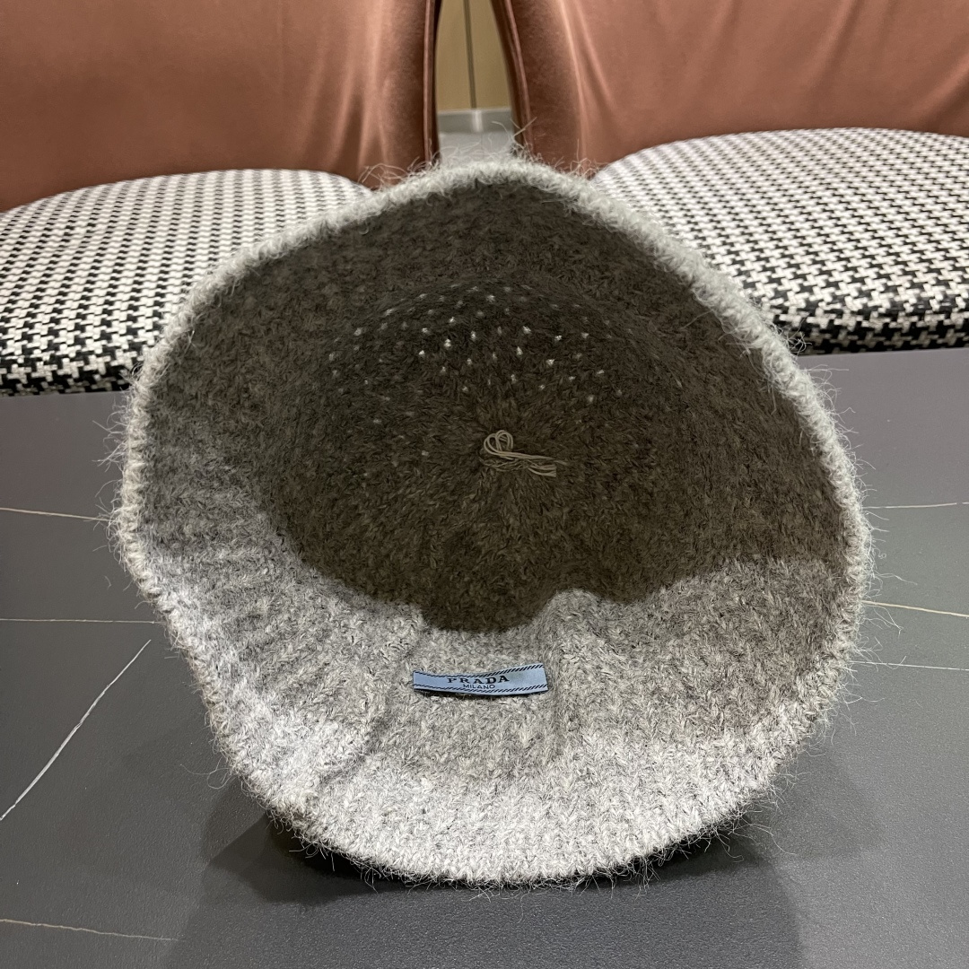  普拉达Prada保暖盆帽羊羔毛女秋冬季新款百搭毛绒渔夫帽大头围显脸小冬天帽子