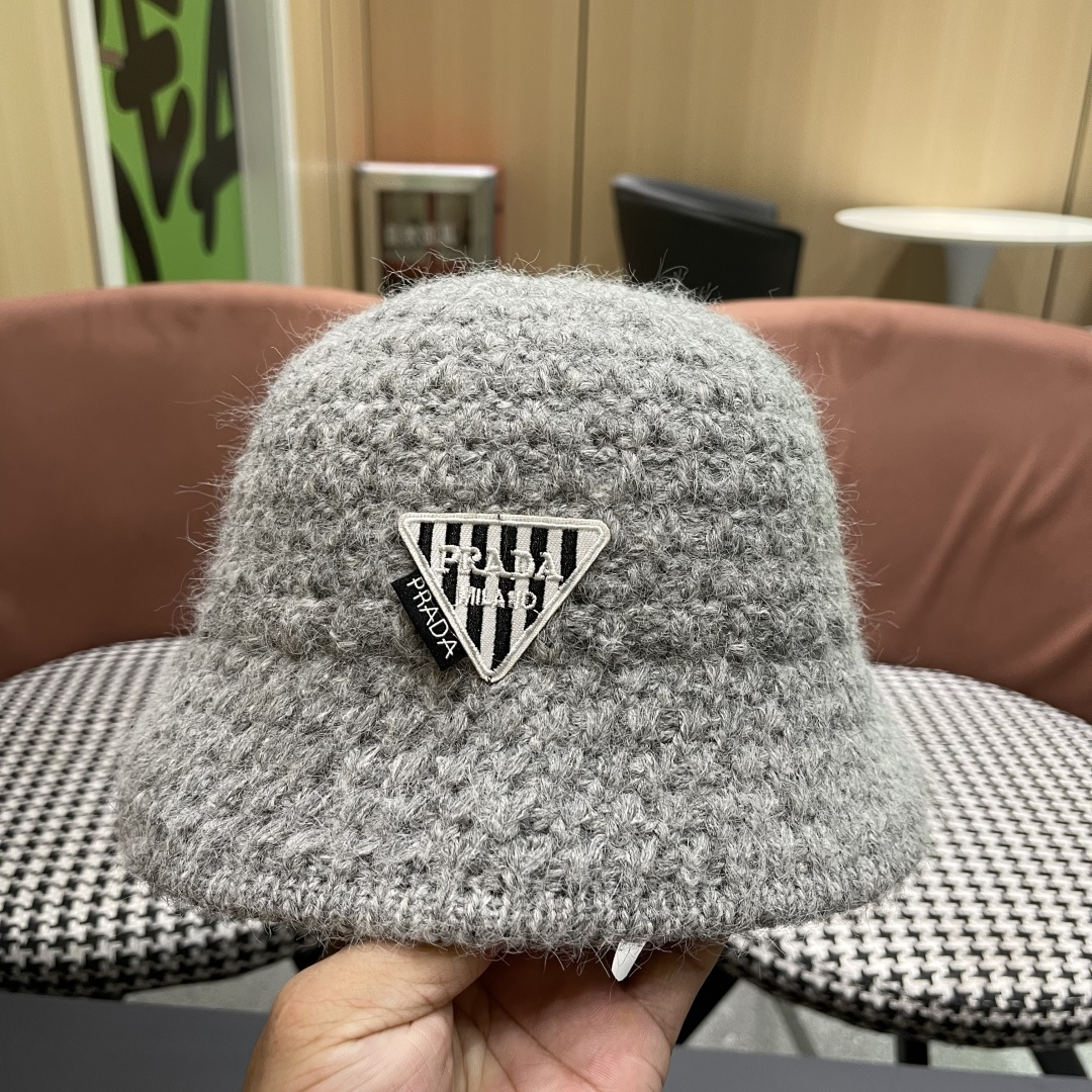  普拉达Prada保暖盆帽羊羔毛女秋冬季新款百搭毛绒渔夫帽大头围显脸小冬天帽子