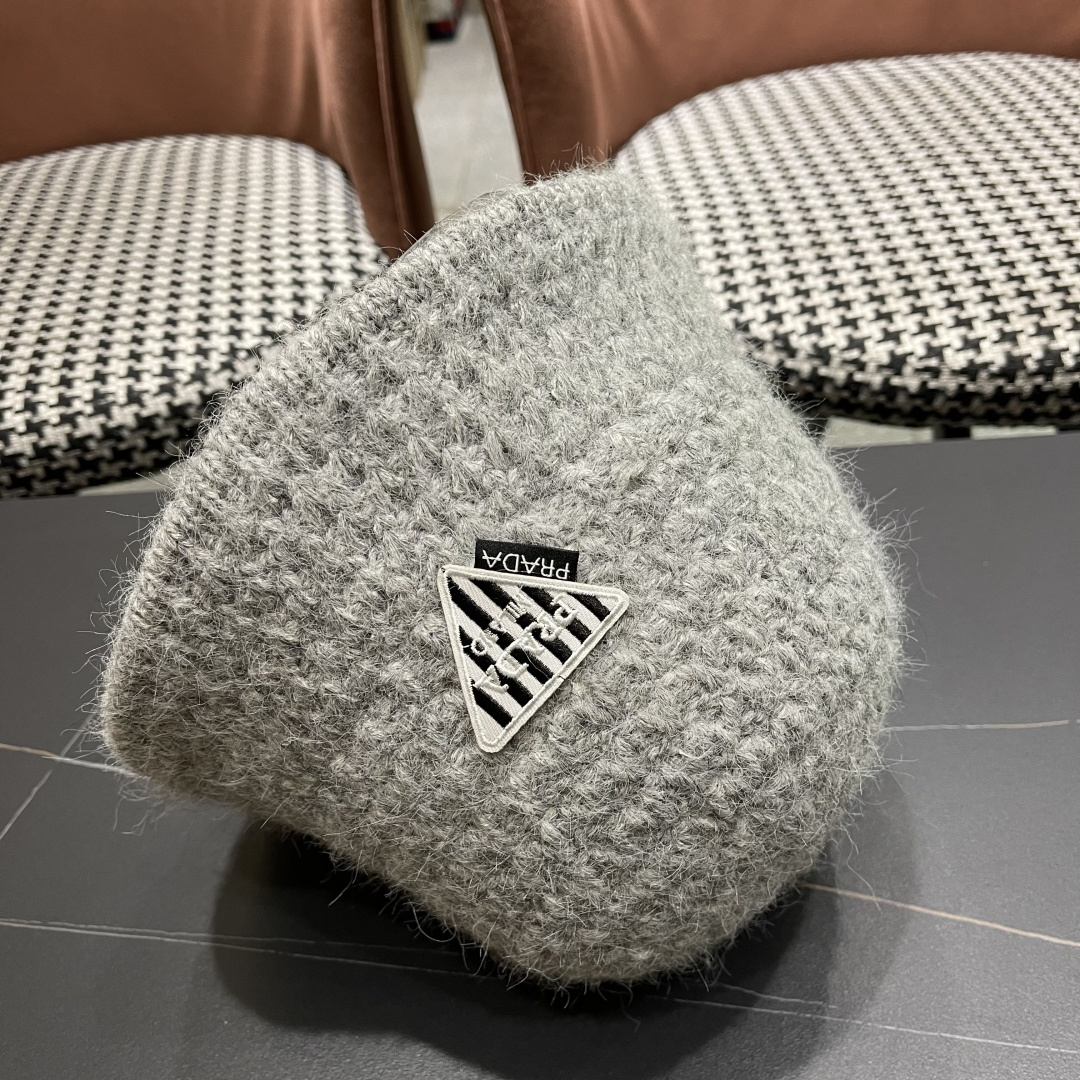  普拉达Prada保暖盆帽羊羔毛女秋冬季新款百搭毛绒渔夫帽大头围显脸小冬天帽子