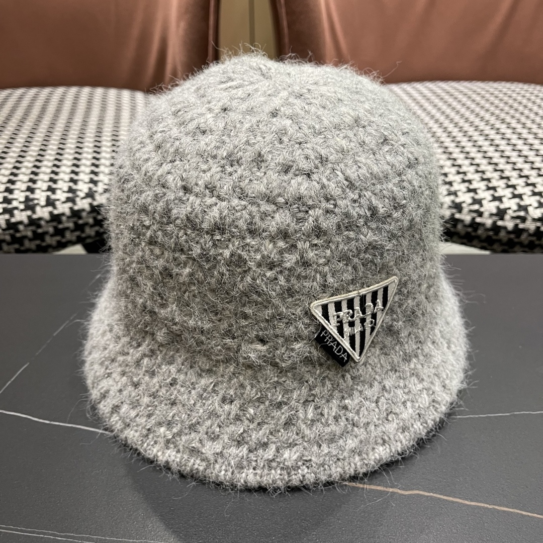  普拉达Prada保暖盆帽羊羔毛女秋冬季新款百搭毛绒渔夫帽大头围显脸小冬天帽子