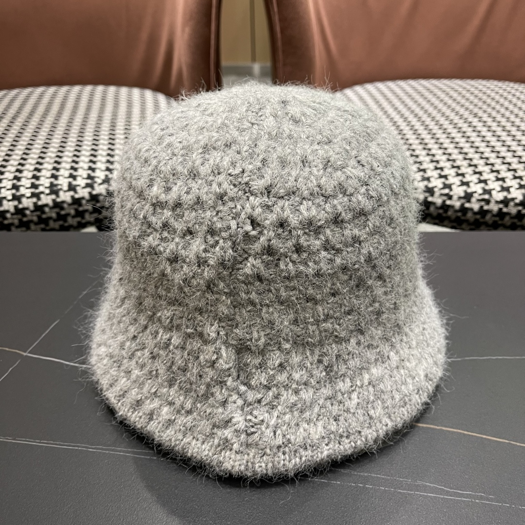  普拉达Prada保暖盆帽羊羔毛女秋冬季新款百搭毛绒渔夫帽大头围显脸小冬天帽子