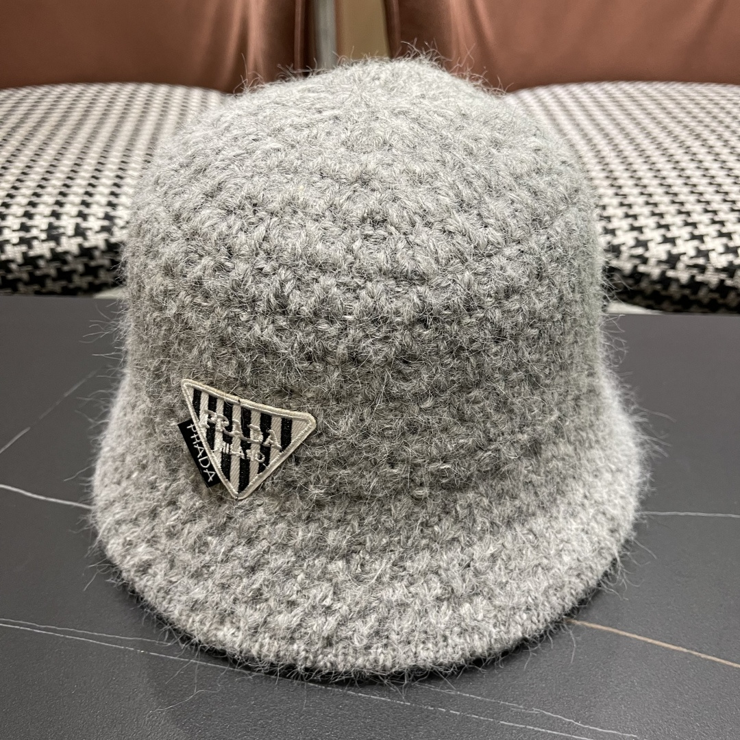  普拉达Prada保暖盆帽羊羔毛女秋冬季新款百搭毛绒渔夫帽大头围显脸小冬天帽子