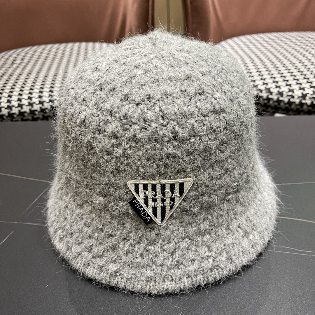  普拉达Prada保暖盆帽羊羔毛女秋冬季新款百搭毛绒渔夫帽大头围显脸小冬天帽子