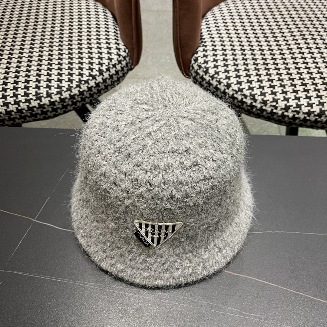  普拉达Prada保暖盆帽羊羔毛女秋冬季新款百搭毛绒渔夫帽大头围显脸小冬天帽子