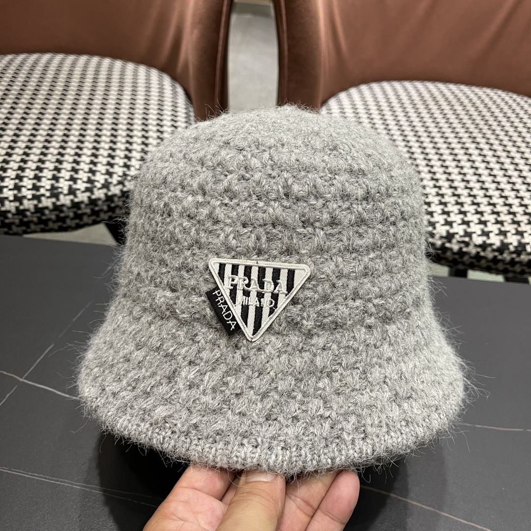  普拉达Prada保暖盆帽羊羔毛女秋冬季新款百搭毛绒渔夫帽大头围显脸小冬天帽子