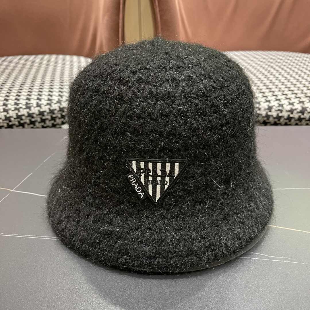  普拉达Prada保暖盆帽羊羔毛女秋冬季新款百搭毛绒渔夫帽大头围显脸小冬天帽子