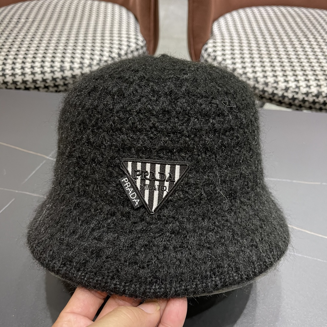  普拉达Prada保暖盆帽羊羔毛女秋冬季新款百搭毛绒渔夫帽大头围显脸小冬天帽子