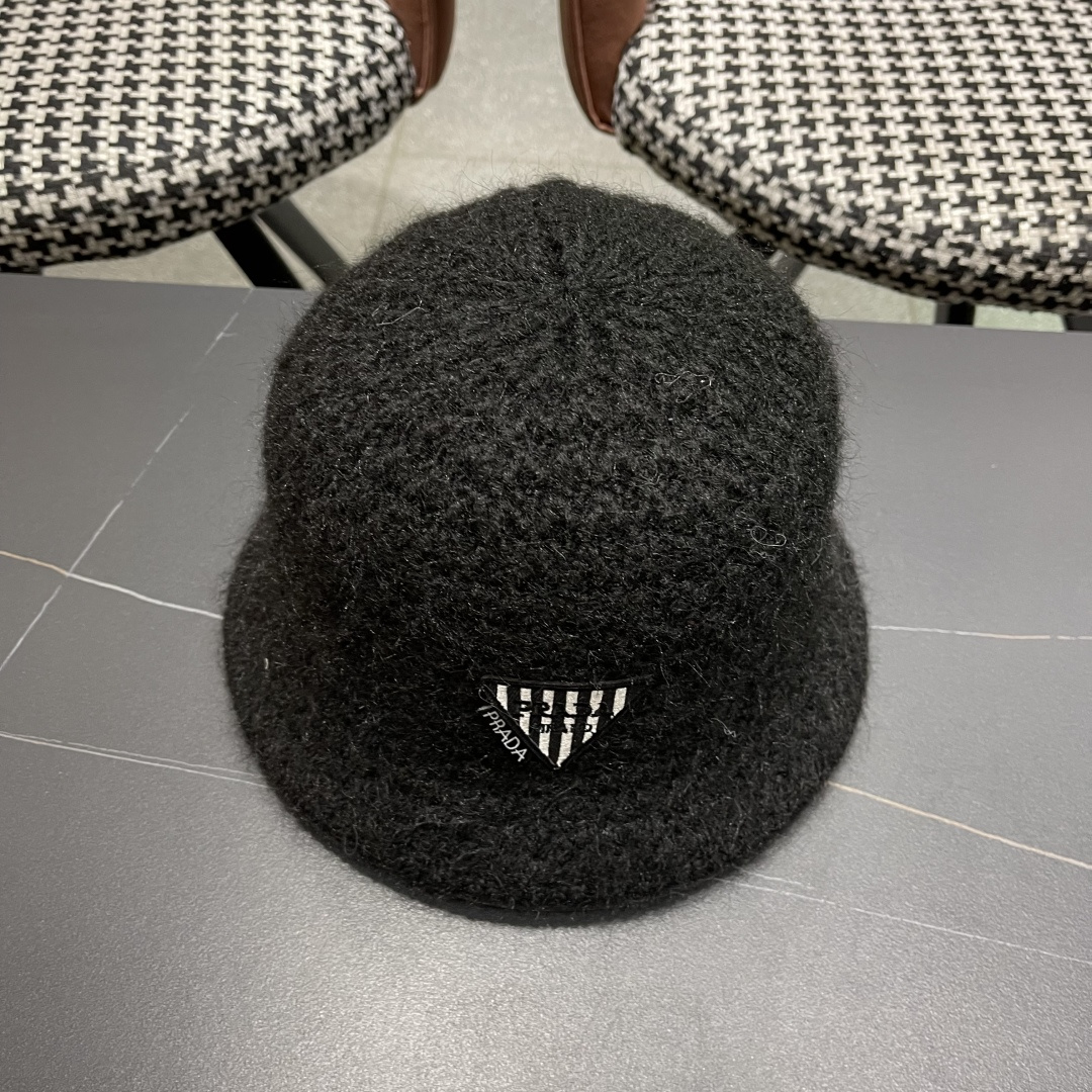  普拉达Prada保暖盆帽羊羔毛女秋冬季新款百搭毛绒渔夫帽大头围显脸小冬天帽子