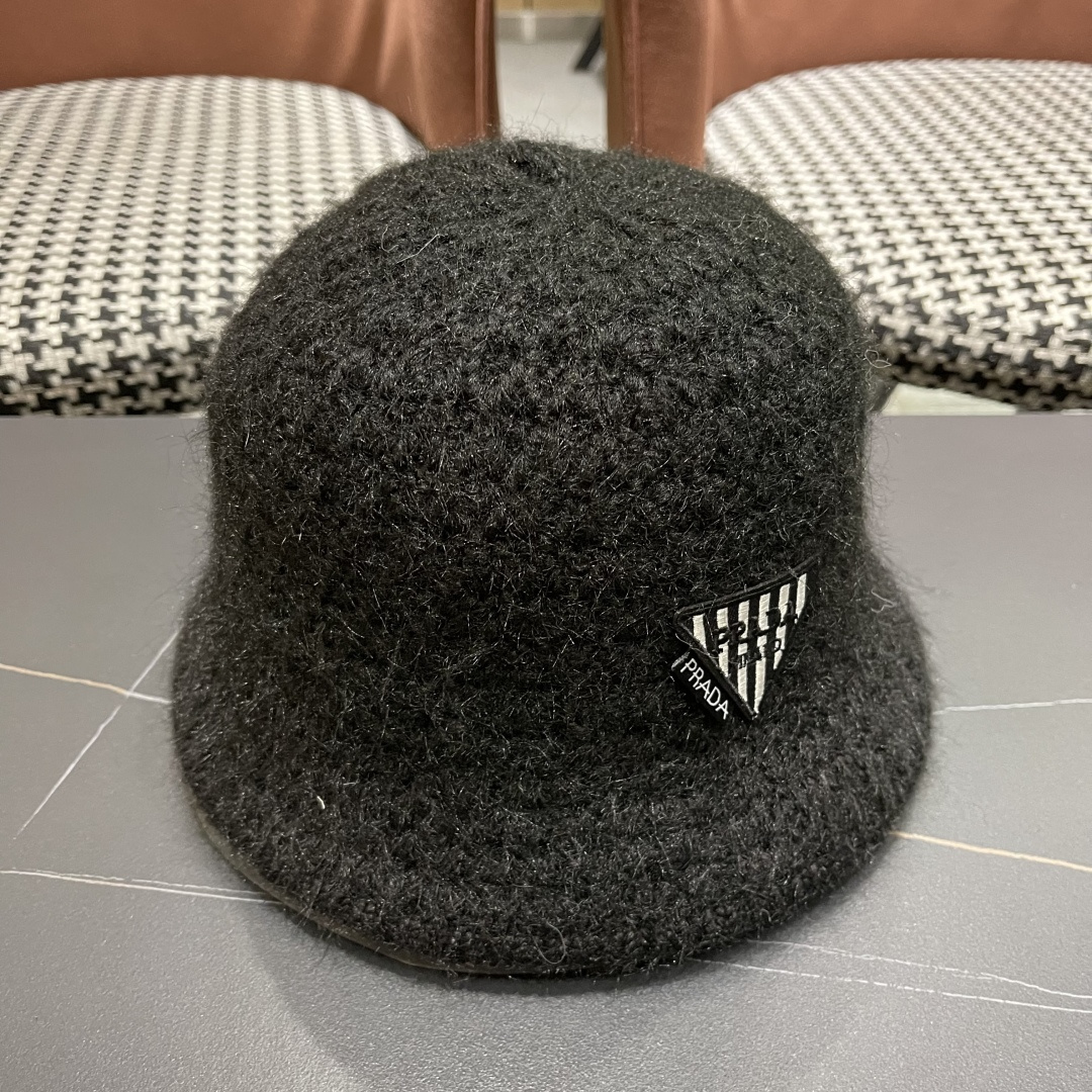  普拉达Prada保暖盆帽羊羔毛女秋冬季新款百搭毛绒渔夫帽大头围显脸小冬天帽子