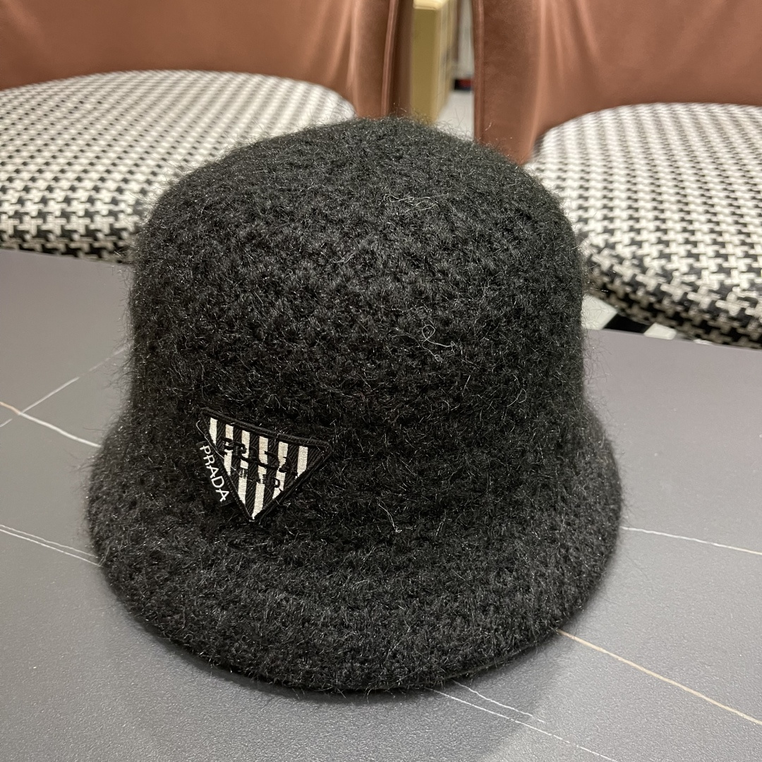  普拉达Prada保暖盆帽羊羔毛女秋冬季新款百搭毛绒渔夫帽大头围显脸小冬天帽子