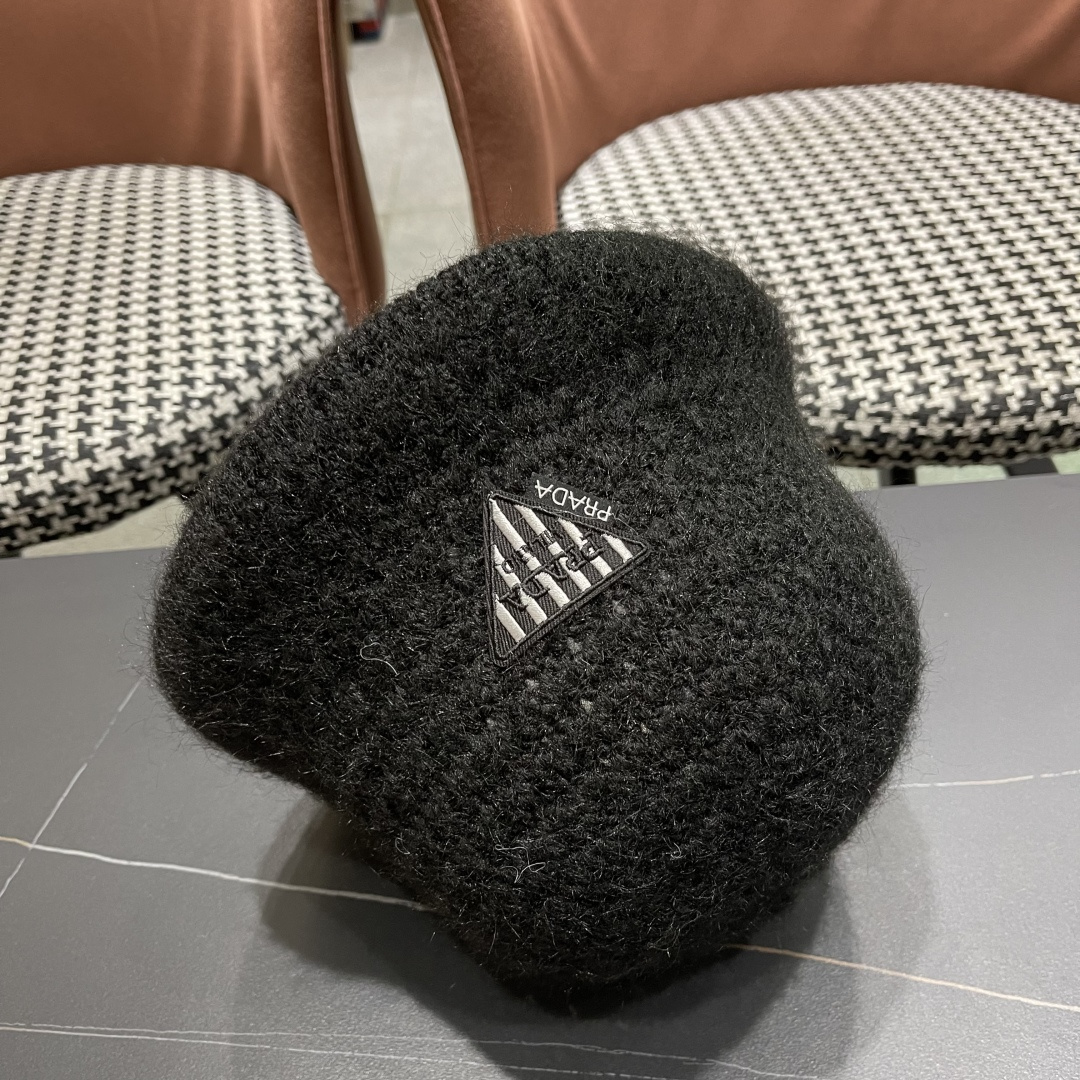  普拉达Prada保暖盆帽羊羔毛女秋冬季新款百搭毛绒渔夫帽大头围显脸小冬天帽子