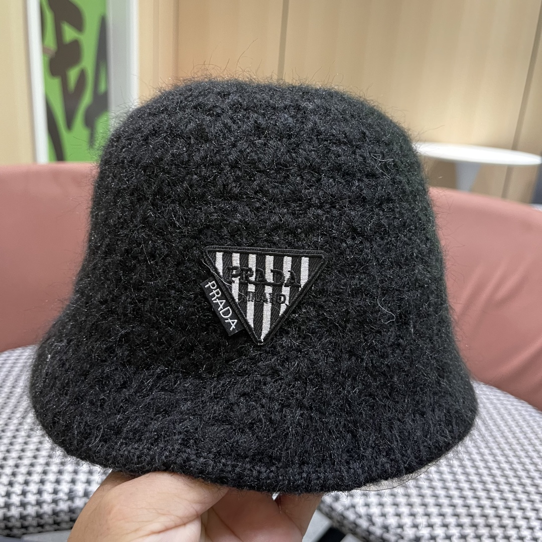  普拉达Prada保暖盆帽羊羔毛女秋冬季新款百搭毛绒渔夫帽大头围显脸小冬天帽子