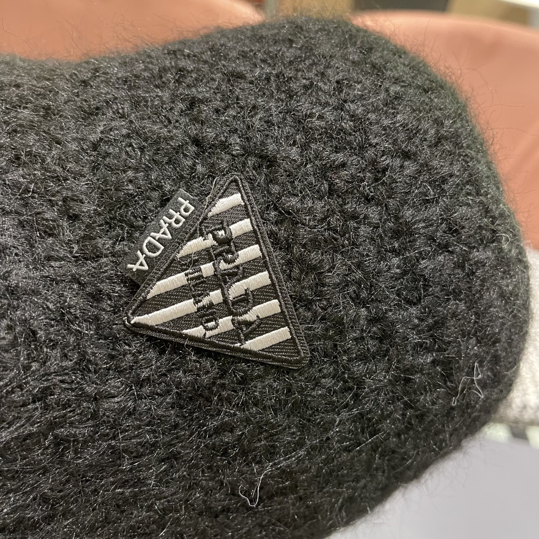  普拉达Prada保暖盆帽羊羔毛女秋冬季新款百搭毛绒渔夫帽大头围显脸小冬天帽子