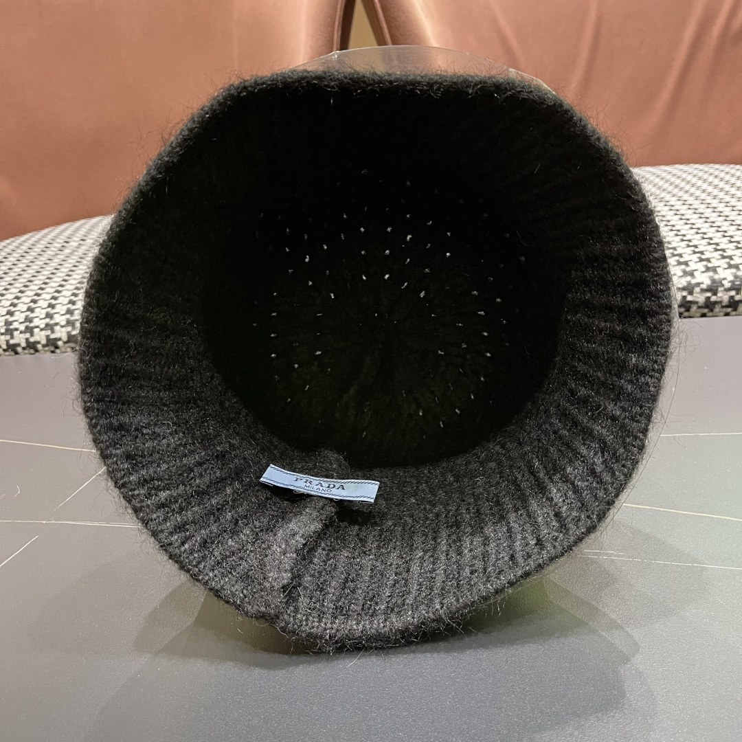 普拉达Prada保暖盆帽羊羔毛女秋冬季新款百搭毛绒渔夫帽大头围显脸小冬天帽子