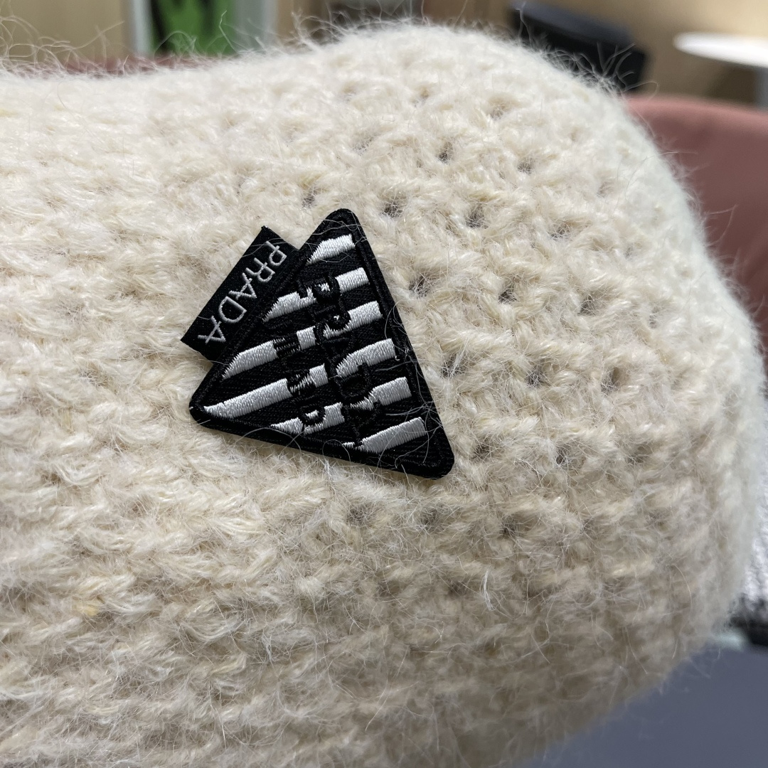  普拉达Prada保暖盆帽羊羔毛女秋冬季新款百搭毛绒渔夫帽大头围显脸小冬天帽子