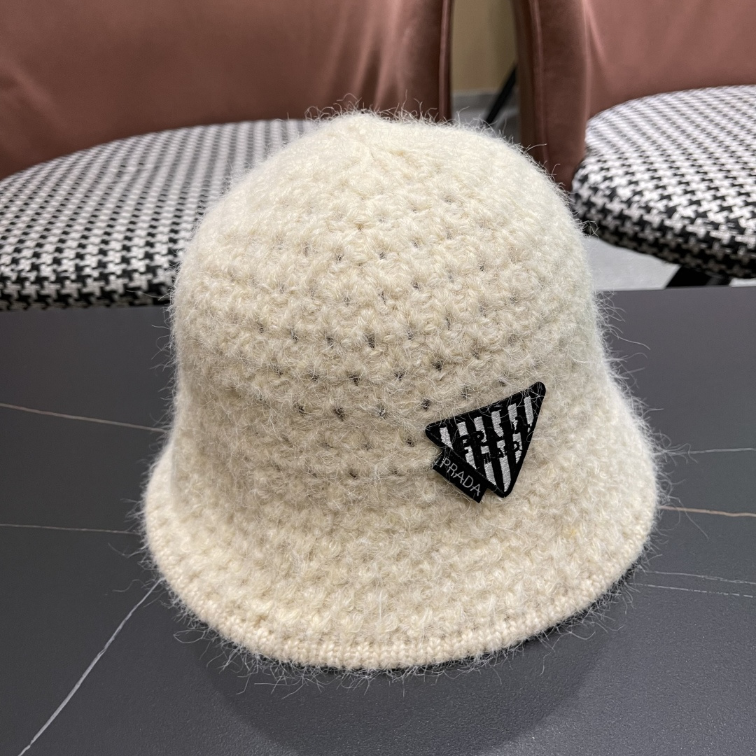  普拉达Prada保暖盆帽羊羔毛女秋冬季新款百搭毛绒渔夫帽大头围显脸小冬天帽子