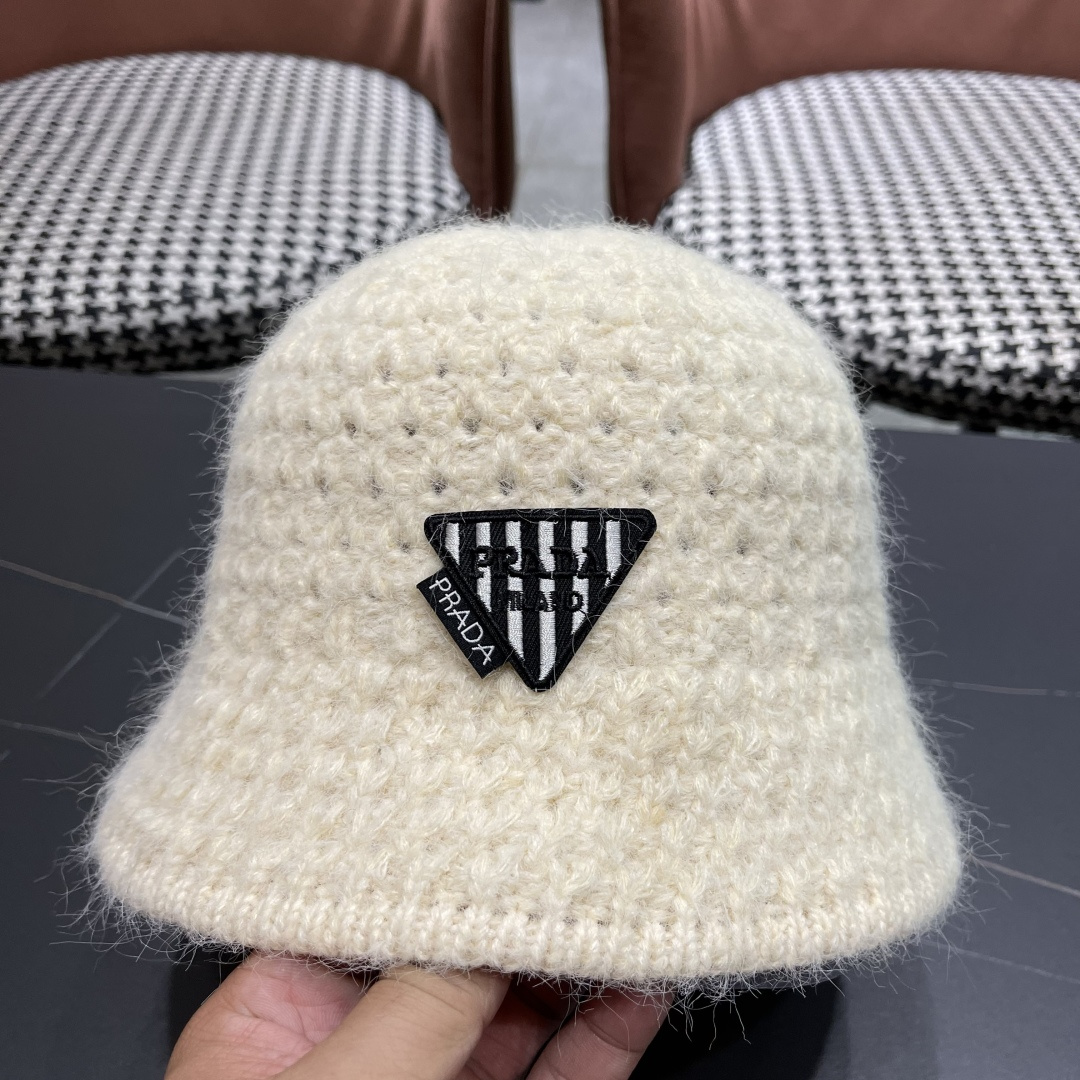  普拉达Prada保暖盆帽羊羔毛女秋冬季新款百搭毛绒渔夫帽大头围显脸小冬天帽子