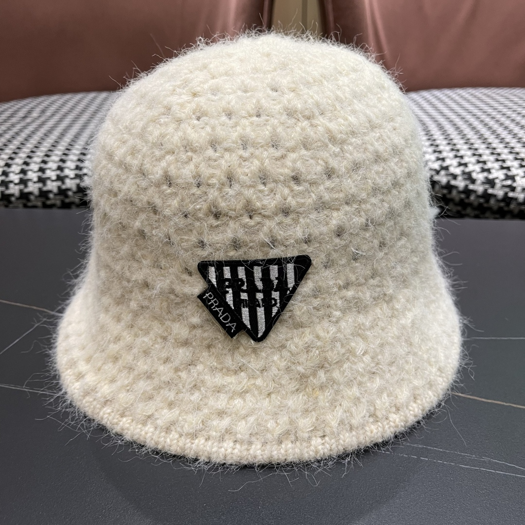  普拉达Prada保暖盆帽羊羔毛女秋冬季新款百搭毛绒渔夫帽大头围显脸小冬天帽子