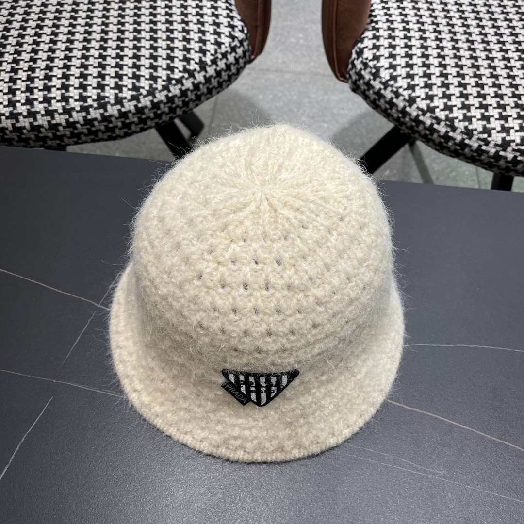  普拉达Prada保暖盆帽羊羔毛女秋冬季新款百搭毛绒渔夫帽大头围显脸小冬天帽子