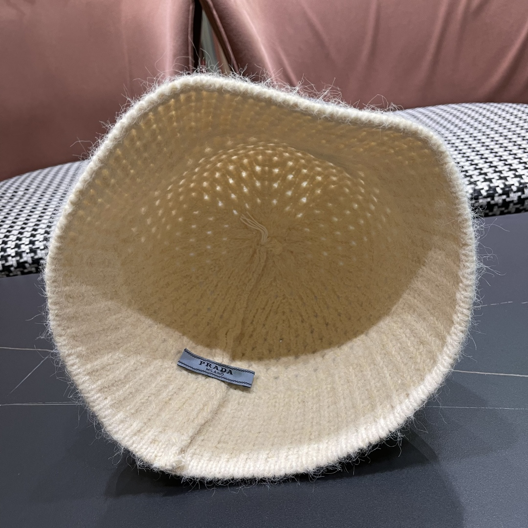  普拉达Prada保暖盆帽羊羔毛女秋冬季新款百搭毛绒渔夫帽大头围显脸小冬天帽子