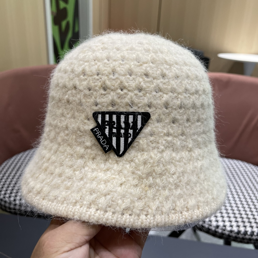  普拉达Prada保暖盆帽羊羔毛女秋冬季新款百搭毛绒渔夫帽大头围显脸小冬天帽子