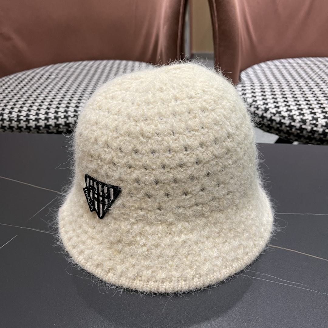  普拉达Prada保暖盆帽羊羔毛女秋冬季新款百搭毛绒渔夫帽大头围显脸小冬天帽子