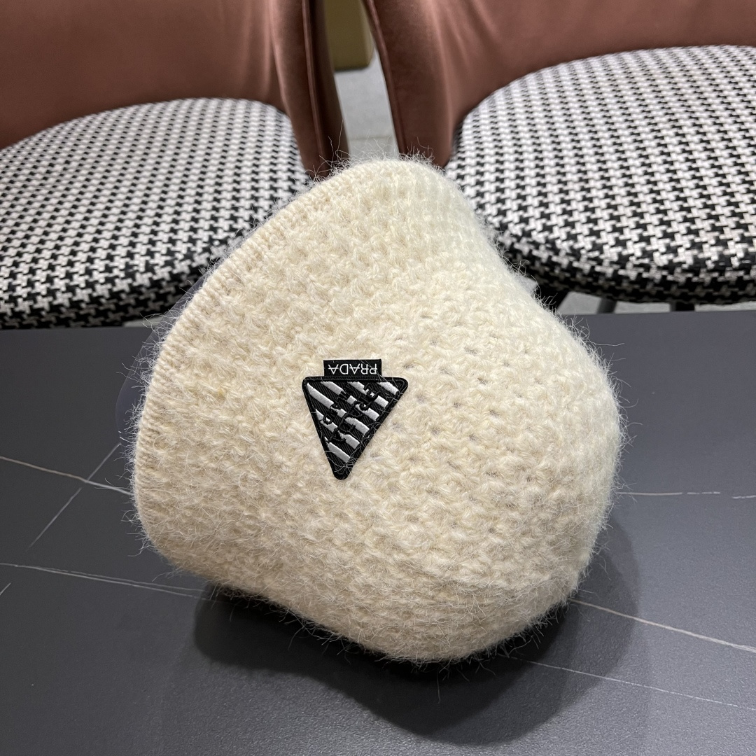  普拉达Prada保暖盆帽羊羔毛女秋冬季新款百搭毛绒渔夫帽大头围显脸小冬天帽子